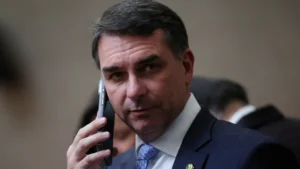 Flávio Bolsonaro e a Contradição do Caso Banco Master
