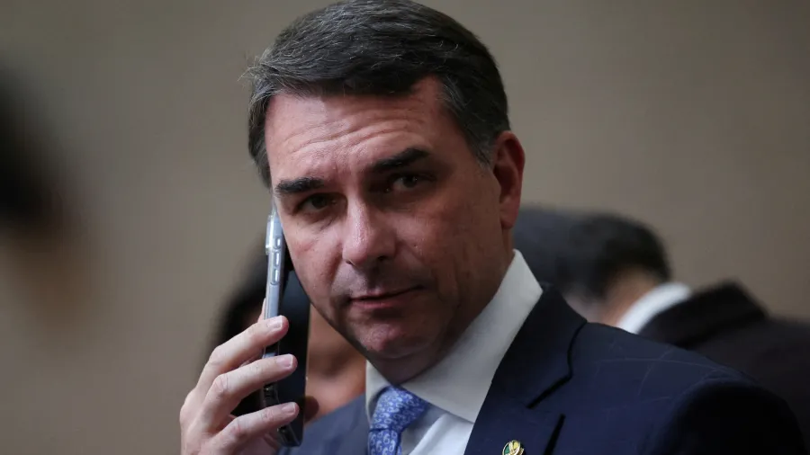 Flávio Bolsonaro e a Contradição do Caso Banco Master